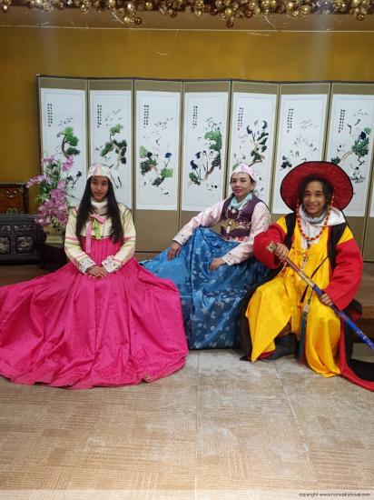 ชอบที่จัดให้มีการใส่ชุดประจำชาติของเกาหลีค่ะ สนุกมากค่ะ ได้รูปภาพสวยๆ กลับมาเยอะเลย K.Suntharee และเพื่อนๆ